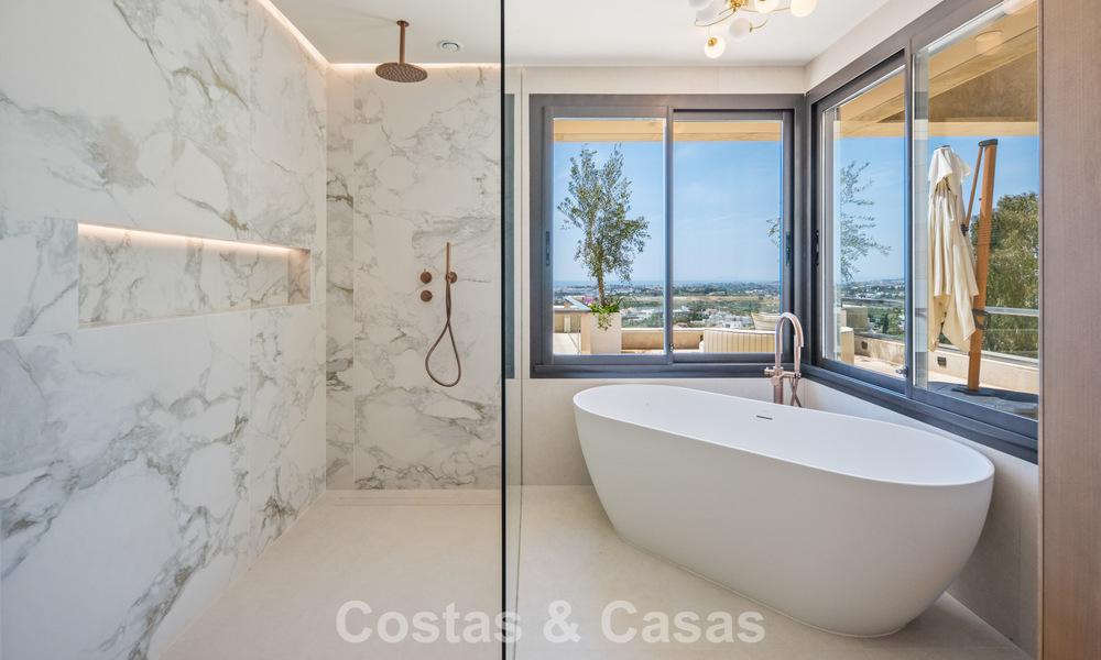 Exclusivo ático dúplex moderno con vistas panorámicas al mar en venta en Nueva Andalucía, Marbella 803106