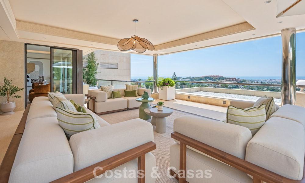 Exclusivo ático dúplex moderno con vistas panorámicas al mar en venta en Nueva Andalucía, Marbella 803111