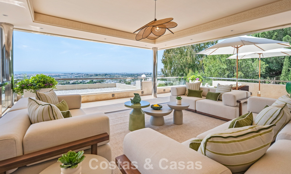 Exclusivo ático dúplex moderno con vistas panorámicas al mar en venta en Nueva Andalucía, Marbella 803112