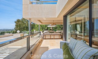 Exclusivo ático dúplex moderno con vistas panorámicas al mar en venta en Nueva Andalucía, Marbella 803114 