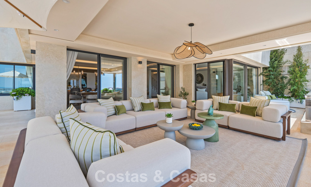 Exclusivo ático dúplex moderno con vistas panorámicas al mar en venta en Nueva Andalucía, Marbella 803115