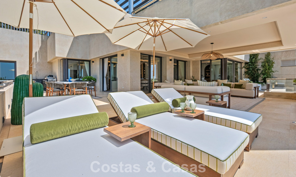 Exclusivo ático dúplex moderno con vistas panorámicas al mar en venta en Nueva Andalucía, Marbella 803116
