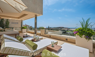 Exclusivo ático dúplex moderno con vistas panorámicas al mar en venta en Nueva Andalucía, Marbella 803117 