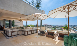 Exclusivo ático dúplex moderno con vistas panorámicas al mar en venta en Nueva Andalucía, Marbella 803119 