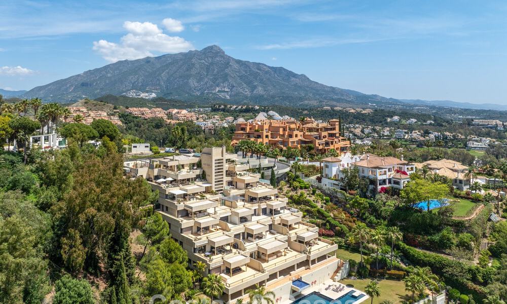 Exclusivo ático dúplex moderno con vistas panorámicas al mar en venta en Nueva Andalucía, Marbella 803120