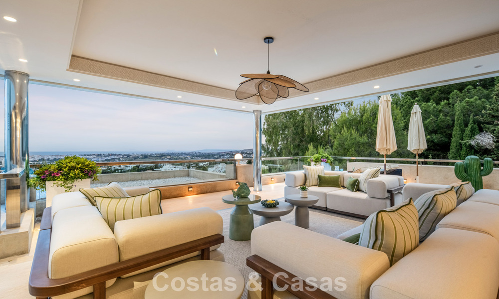 Exclusivo ático dúplex moderno con vistas panorámicas al mar en venta en Nueva Andalucía, Marbella 803121