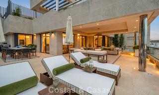 Exclusivo ático dúplex moderno con vistas panorámicas al mar en venta en Nueva Andalucía, Marbella 803123 