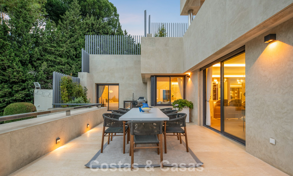 Exclusivo ático dúplex moderno con vistas panorámicas al mar en venta en Nueva Andalucía, Marbella 803124