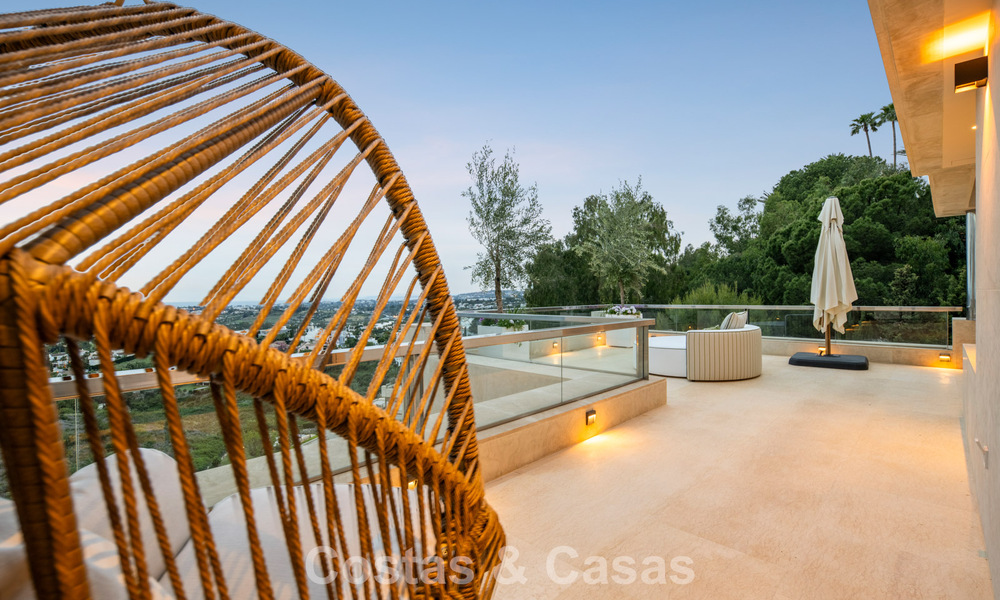Exclusivo ático dúplex moderno con vistas panorámicas al mar en venta en Nueva Andalucía, Marbella 803126