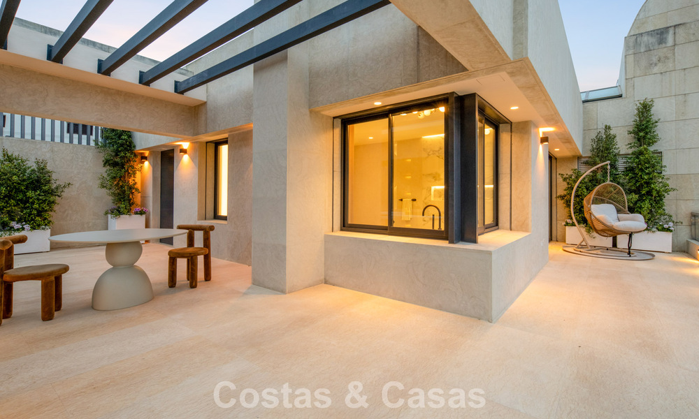 Exclusivo ático dúplex moderno con vistas panorámicas al mar en venta en Nueva Andalucía, Marbella 803127