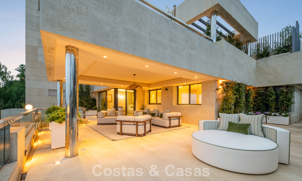 Exclusivo ático dúplex moderno con vistas panorámicas al mar en venta en Nueva Andalucía, Marbella 803129