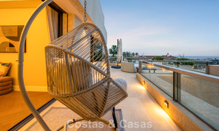 Exclusivo ático dúplex moderno con vistas panorámicas al mar en venta en Nueva Andalucía, Marbella 803130 