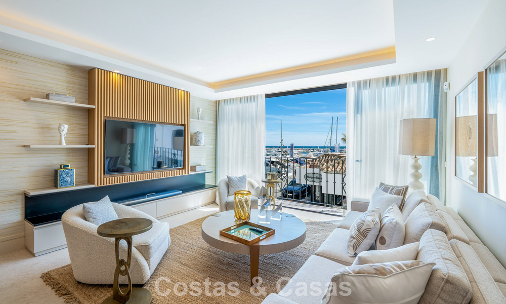 Apartamento de lujo en venta con vistas directas al puerto deportivo, en primera línea en Puerto Banús, Marbella 803162