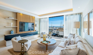 Apartamento de lujo en venta con vistas directas al puerto deportivo, en primera línea en Puerto Banús, Marbella 803162 