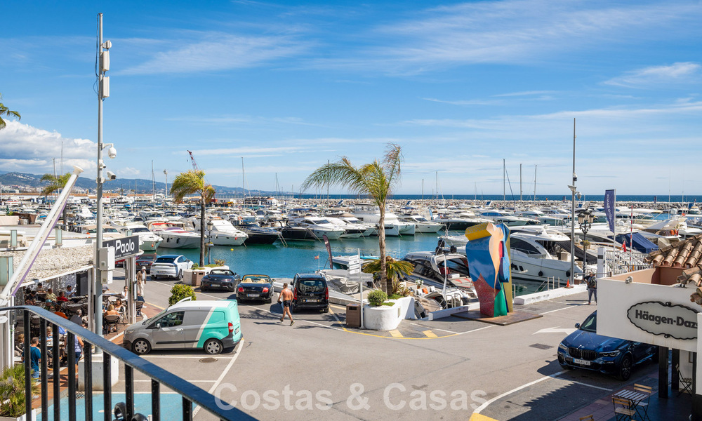Apartamento de lujo en venta con vistas directas al puerto deportivo, en primera línea en Puerto Banús, Marbella 803165