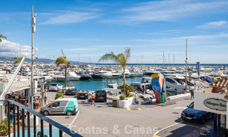 Apartamento de lujo en venta con vistas directas al puerto deportivo, en primera línea en Puerto Banús, Marbella 803165 