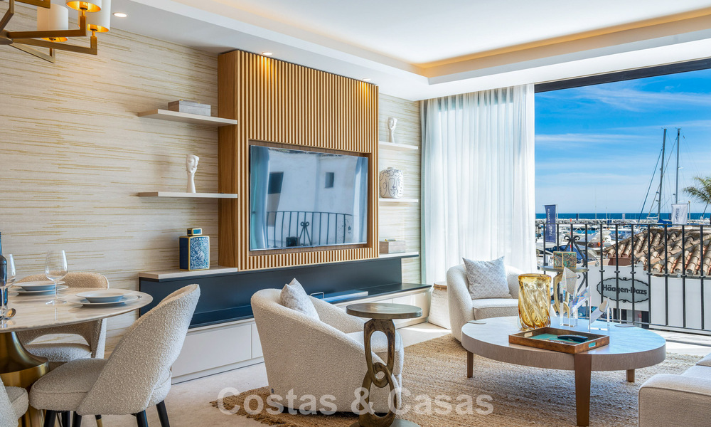 Apartamento de lujo en venta con vistas directas al puerto deportivo, en primera línea en Puerto Banús, Marbella 803167