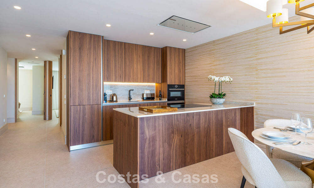 Apartamento de lujo en venta con vistas directas al puerto deportivo, en primera línea en Puerto Banús, Marbella 803169