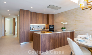 Apartamento de lujo en venta con vistas directas al puerto deportivo, en primera línea en Puerto Banús, Marbella 803169 
