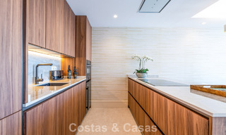 Apartamento de lujo en venta con vistas directas al puerto deportivo, en primera línea en Puerto Banús, Marbella 803170 