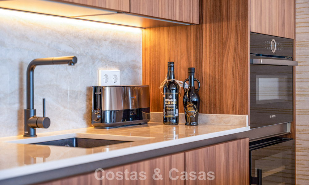 Apartamento de lujo en venta con vistas directas al puerto deportivo, en primera línea en Puerto Banús, Marbella 803171