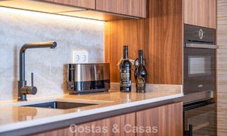 Apartamento de lujo en venta con vistas directas al puerto deportivo, en primera línea en Puerto Banús, Marbella 803171 