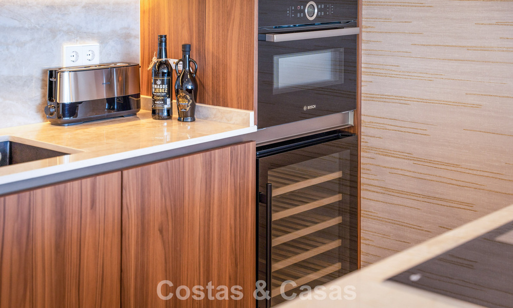 Apartamento de lujo en venta con vistas directas al puerto deportivo, en primera línea en Puerto Banús, Marbella 803172