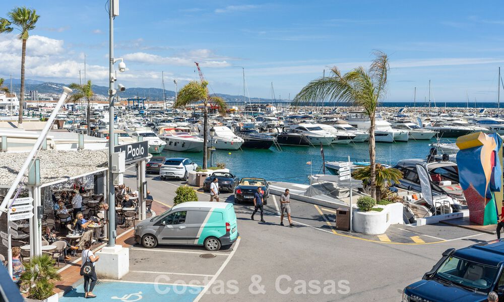 Apartamento de lujo en venta con vistas directas al puerto deportivo, en primera línea en Puerto Banús, Marbella 803173