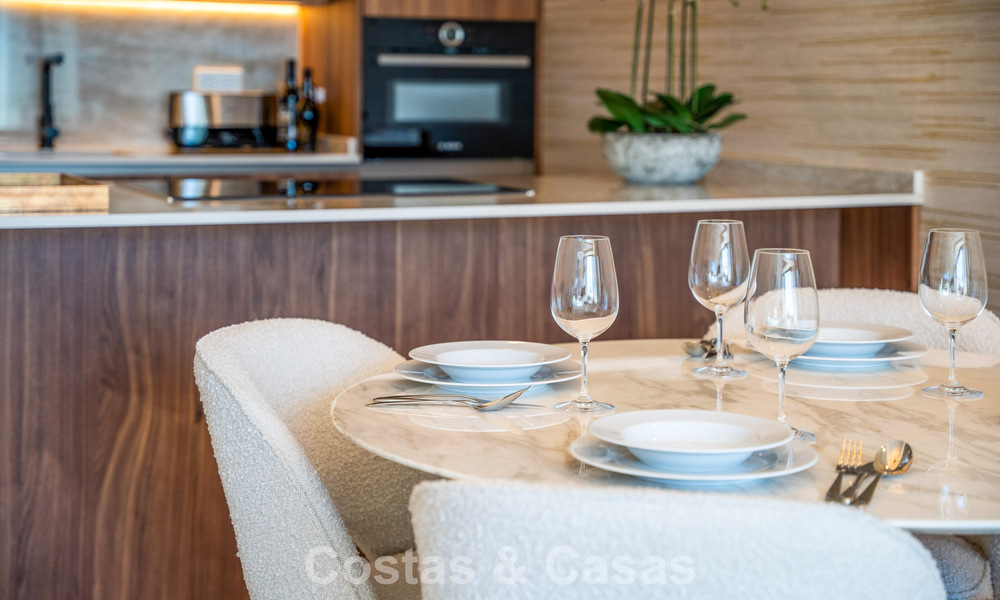 Apartamento de lujo en venta con vistas directas al puerto deportivo, en primera línea en Puerto Banús, Marbella 803175