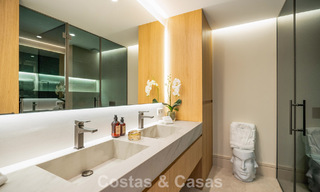 Apartamento de lujo en venta con vistas directas al puerto deportivo, en primera línea en Puerto Banús, Marbella 803183 
