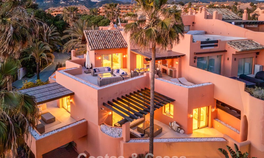 Exclusivo ático dúplex en venta en un complejo residencial junto a la playa en Los Monteros, Marbella Este 803197