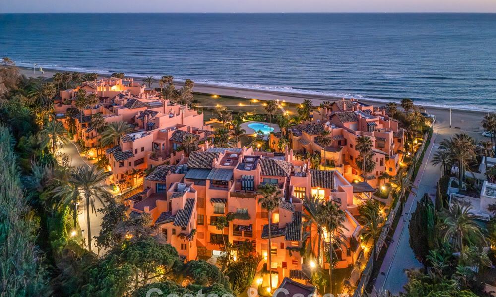 Exclusivo ático dúplex en venta en un complejo residencial junto a la playa en Los Monteros, Marbella Este 803199