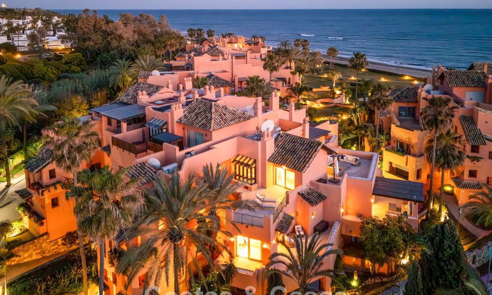 Exclusivo ático dúplex en venta en un complejo residencial junto a la playa en Los Monteros, Marbella Este 803200