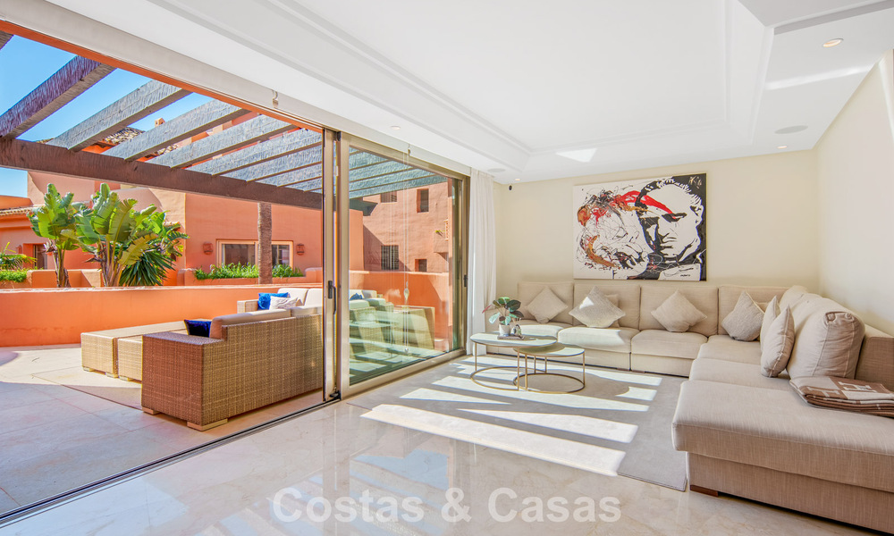 Exclusivo ático dúplex en venta en un complejo residencial junto a la playa en Los Monteros, Marbella Este 803202