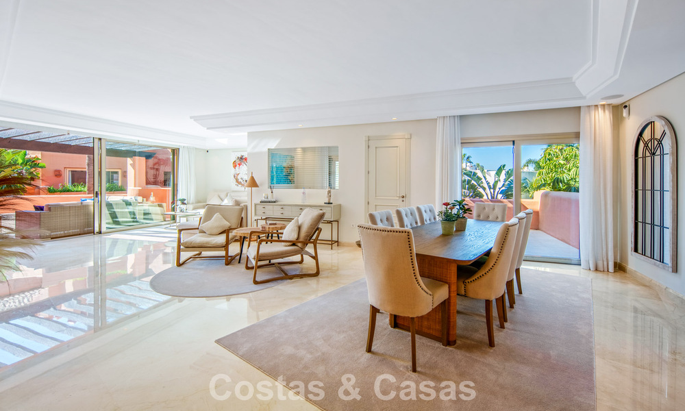 Exclusivo ático dúplex en venta en un complejo residencial junto a la playa en Los Monteros, Marbella Este 803204