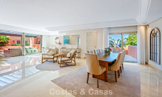 Exclusivo ático dúplex en venta en un complejo residencial junto a la playa en Los Monteros, Marbella Este 803204 