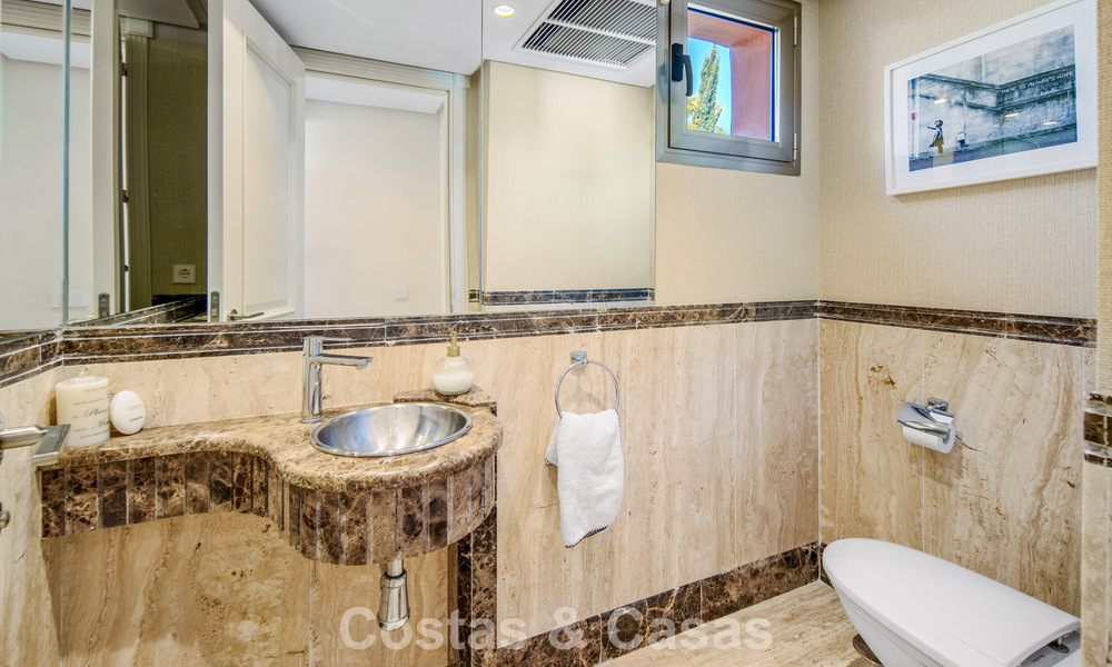 Exclusivo ático dúplex en venta en un complejo residencial junto a la playa en Los Monteros, Marbella Este 803205
