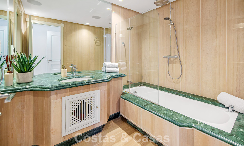 Exclusivo ático dúplex en venta en un complejo residencial junto a la playa en Los Monteros, Marbella Este 803206