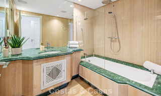 Exclusivo ático dúplex en venta en un complejo residencial junto a la playa en Los Monteros, Marbella Este 803206 