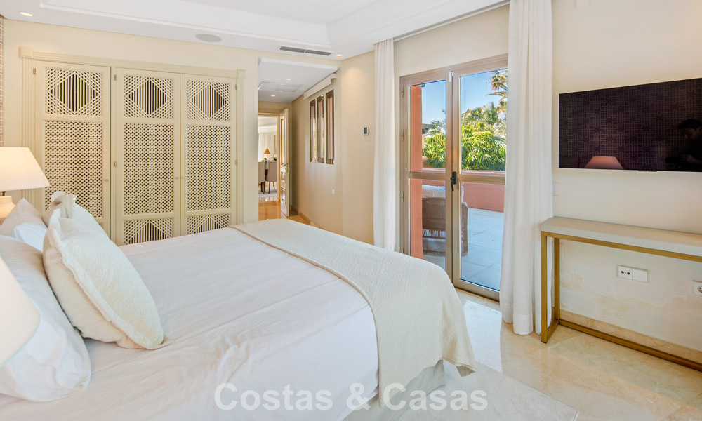Exclusivo ático dúplex en venta en un complejo residencial junto a la playa en Los Monteros, Marbella Este 803209