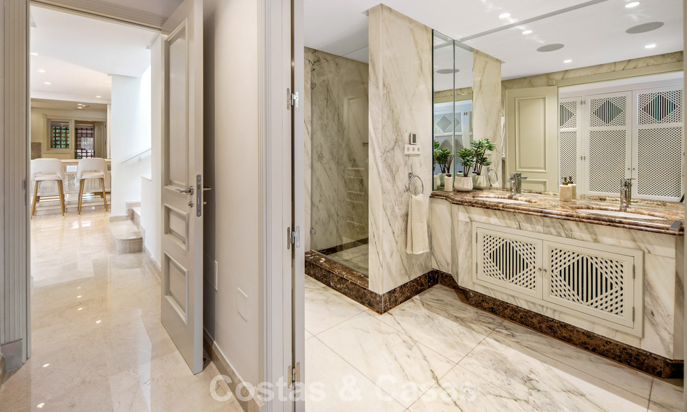 Exclusivo ático dúplex en venta en un complejo residencial junto a la playa en Los Monteros, Marbella Este 803211
