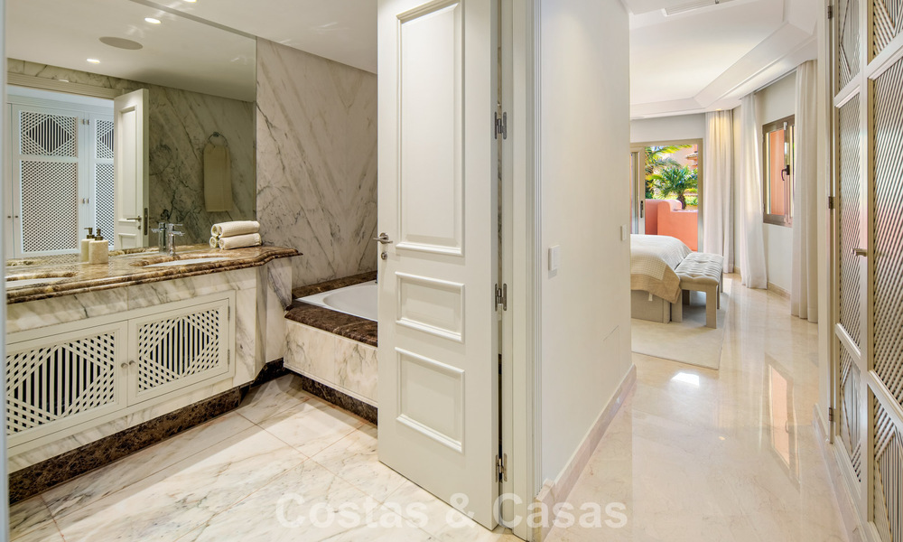 Exclusivo ático dúplex en venta en un complejo residencial junto a la playa en Los Monteros, Marbella Este 803212