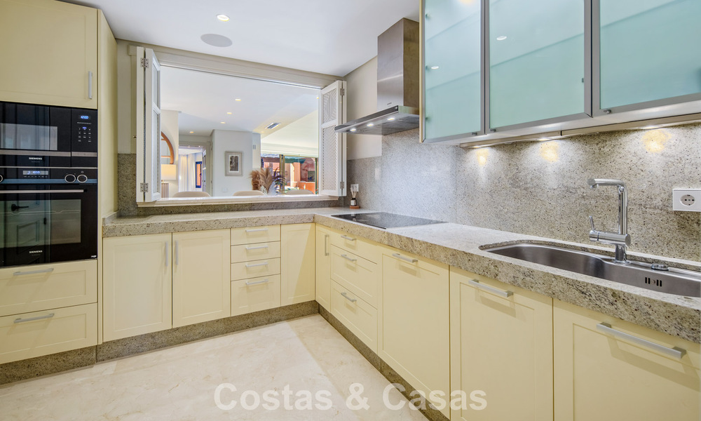 Exclusivo ático dúplex en venta en un complejo residencial junto a la playa en Los Monteros, Marbella Este 803215