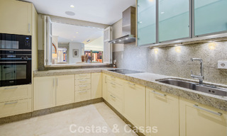 Exclusivo ático dúplex en venta en un complejo residencial junto a la playa en Los Monteros, Marbella Este 803215 