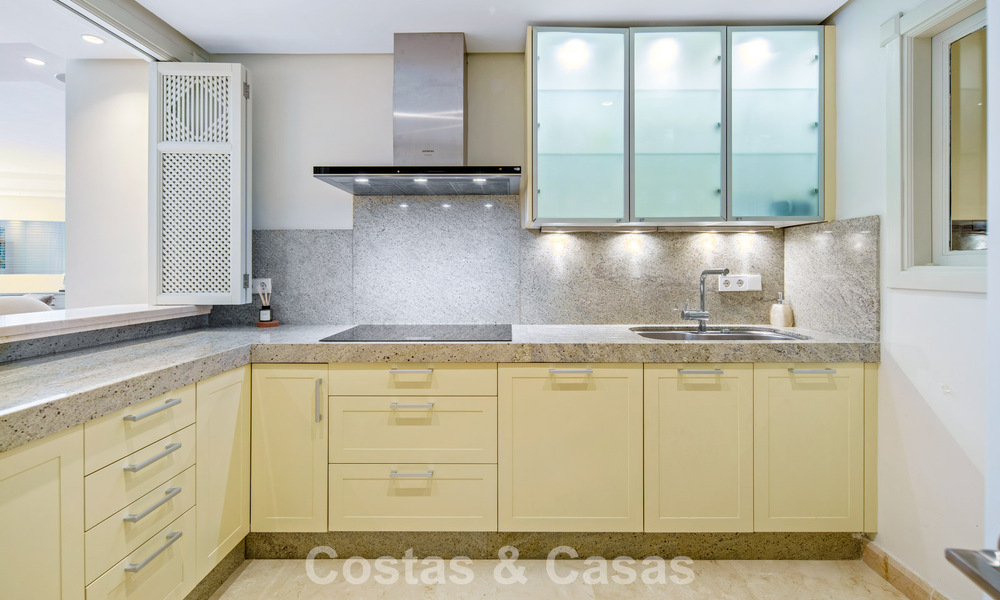 Exclusivo ático dúplex en venta en un complejo residencial junto a la playa en Los Monteros, Marbella Este 803216