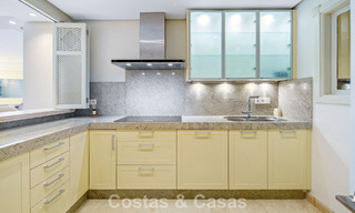 Exclusivo ático dúplex en venta en un complejo residencial junto a la playa en Los Monteros, Marbella Este 803216 