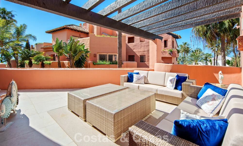 Exclusivo ático dúplex en venta en un complejo residencial junto a la playa en Los Monteros, Marbella Este 803217
