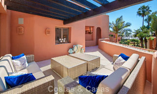 Exclusivo ático dúplex en venta en un complejo residencial junto a la playa en Los Monteros, Marbella Este 803218 