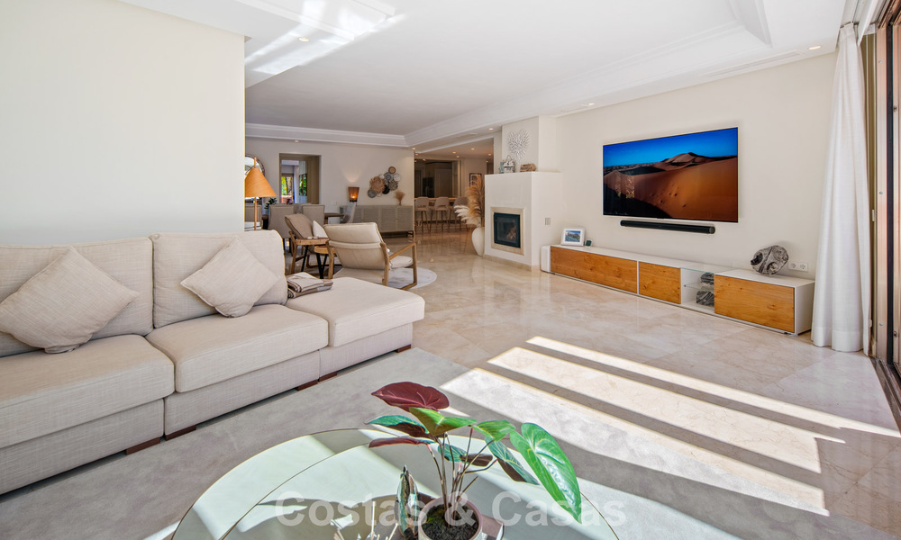 Exclusivo ático dúplex en venta en un complejo residencial junto a la playa en Los Monteros, Marbella Este 803219