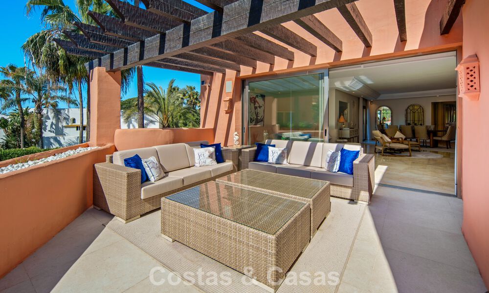 Exclusivo ático dúplex en venta en un complejo residencial junto a la playa en Los Monteros, Marbella Este 803220